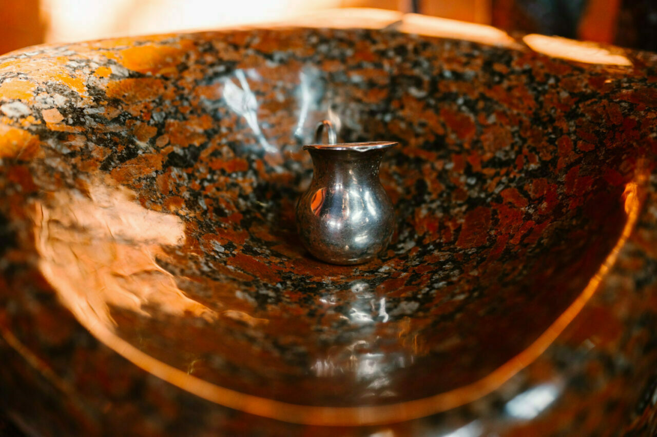 detal chrzcielnicy w kościele Boboli Lublin