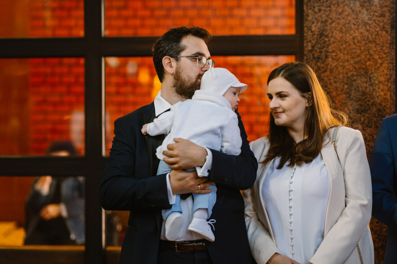 Rodzice i dziecko przed mszą Chrztu w Lublinie