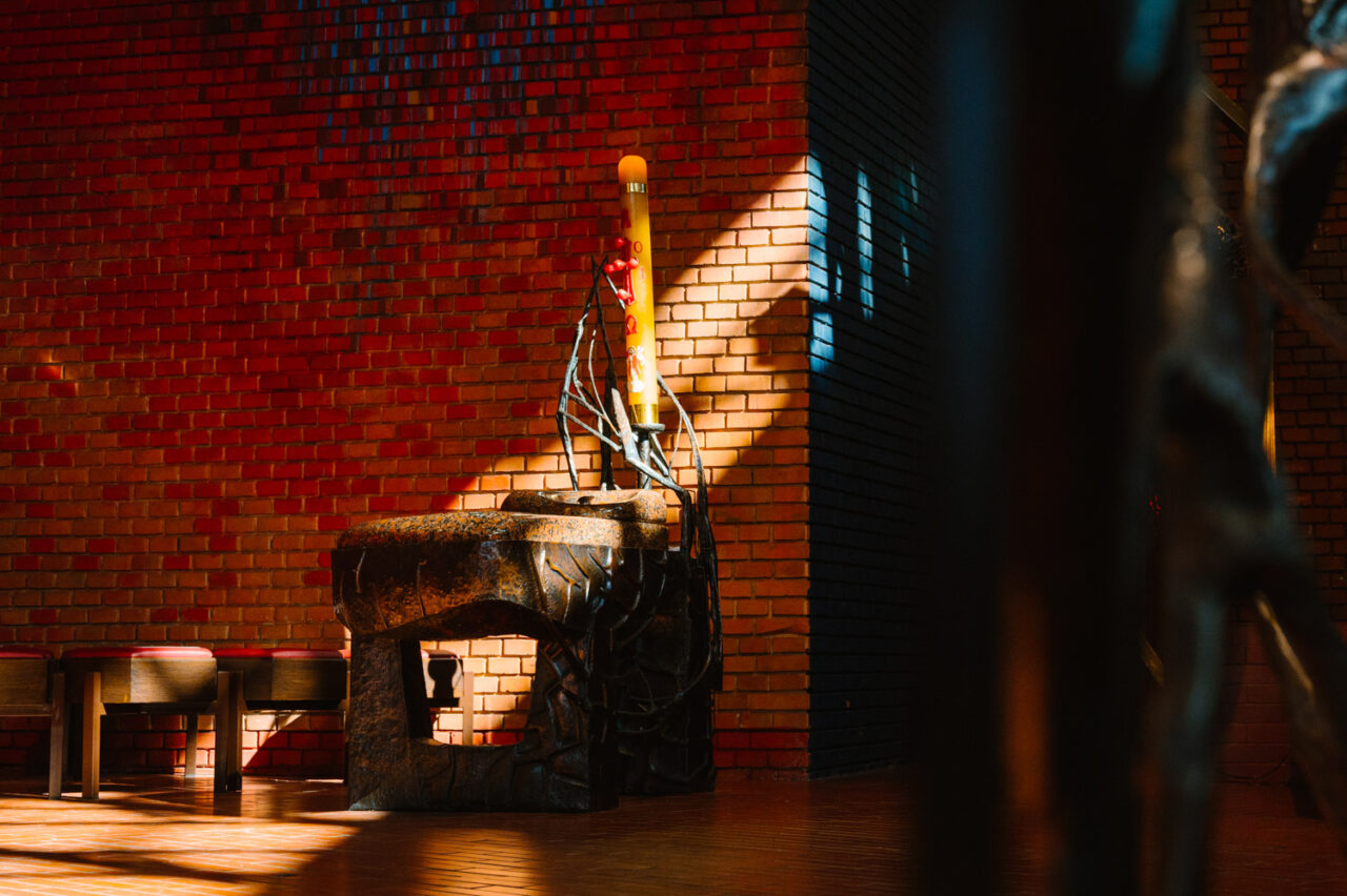 chrzcielnica i paschał w blasku słońca