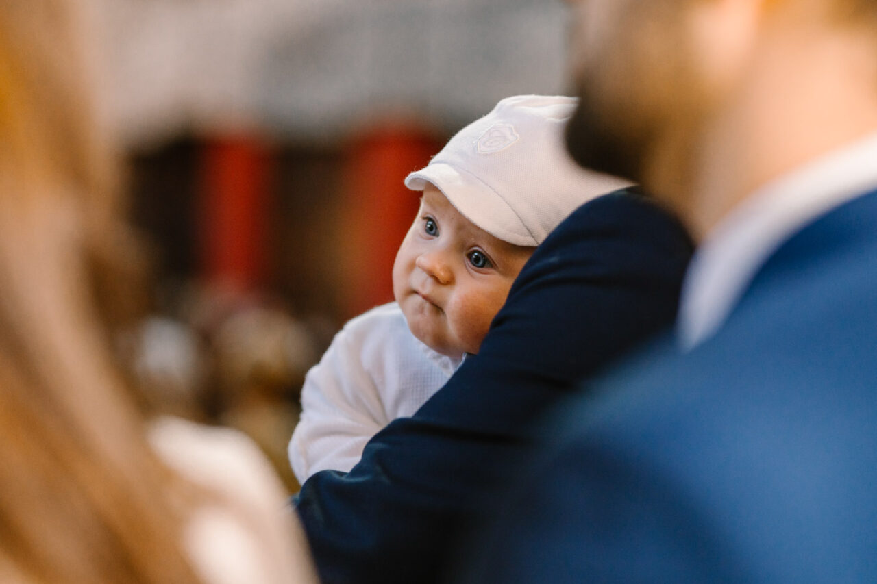 portret zaciekawionego dziecka