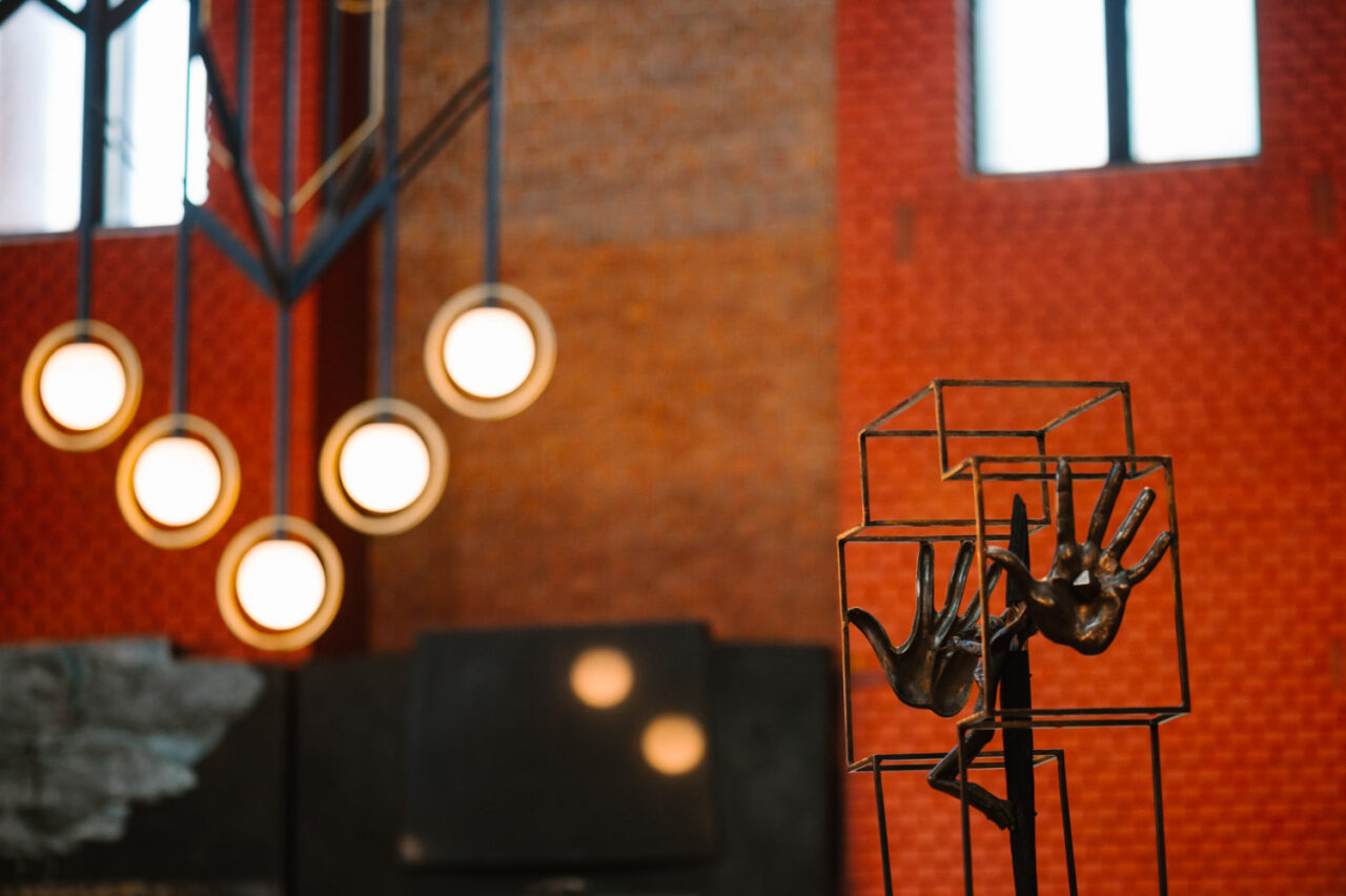 detal kościoła Boboli w Lublinie - dłonie Ukrzyżowango