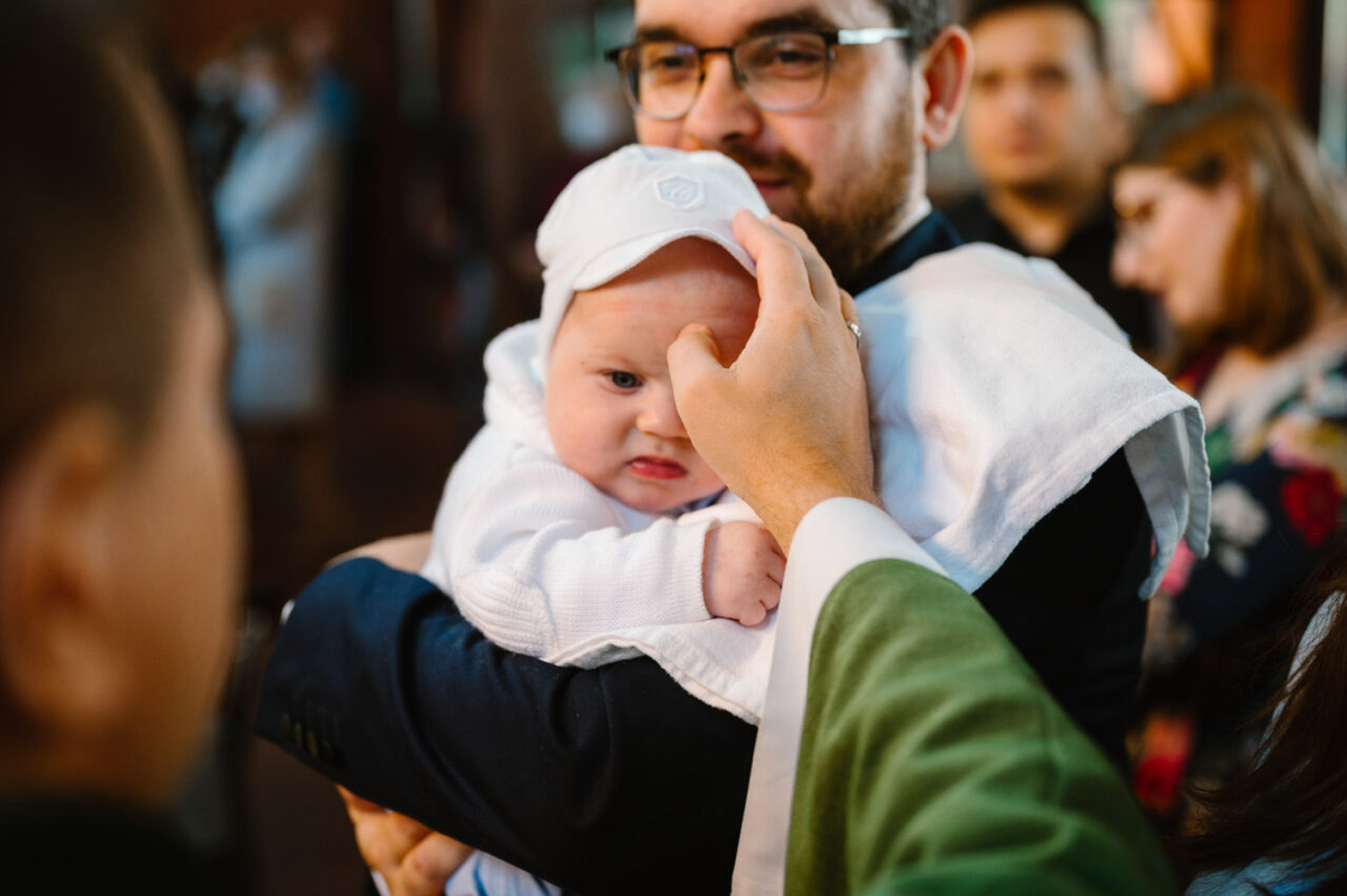 ksiądz naznacza dziecko podczas Chrztu
