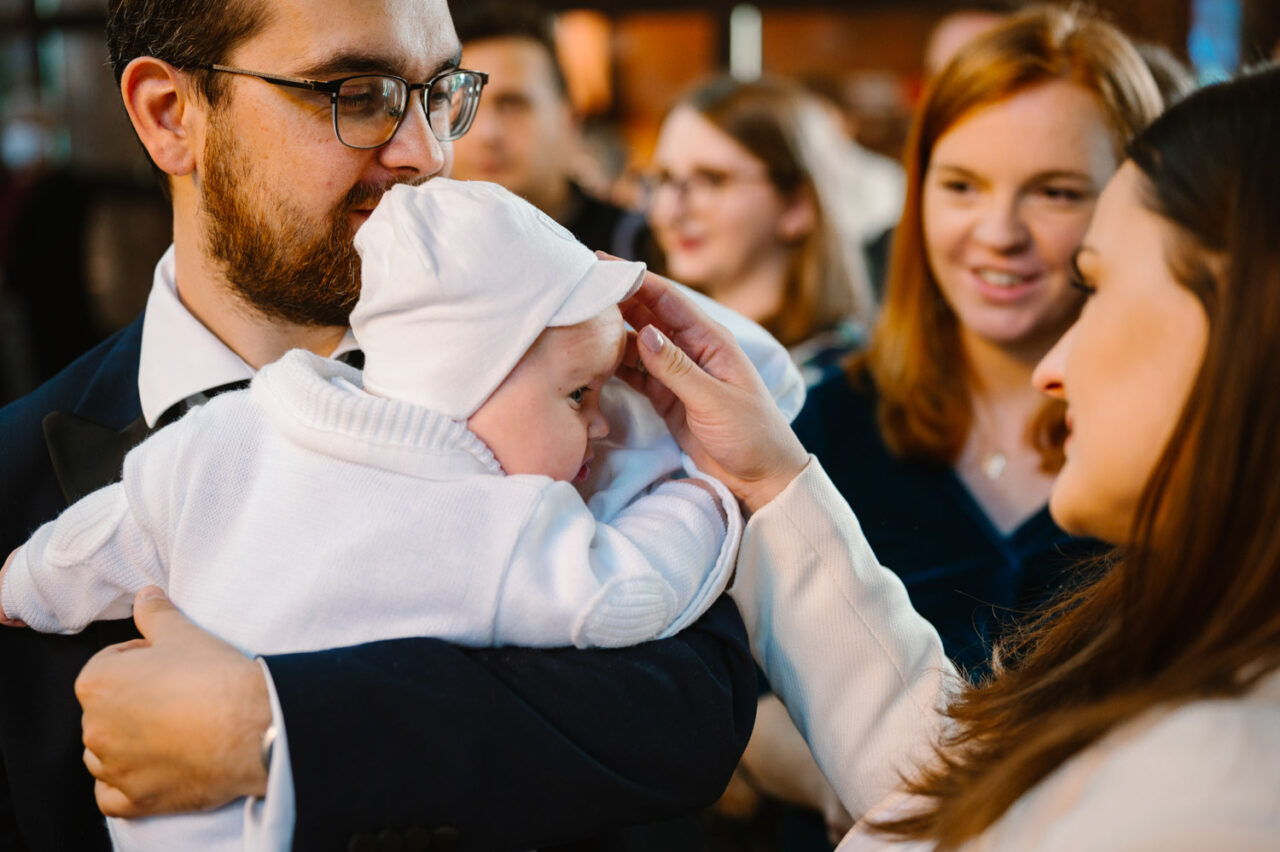 matka błogosławi dziecko podczas Chrztu
