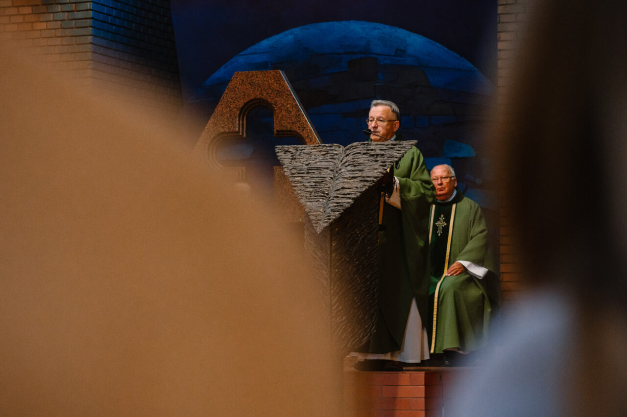 ksiądz na ambonie głosi słowo