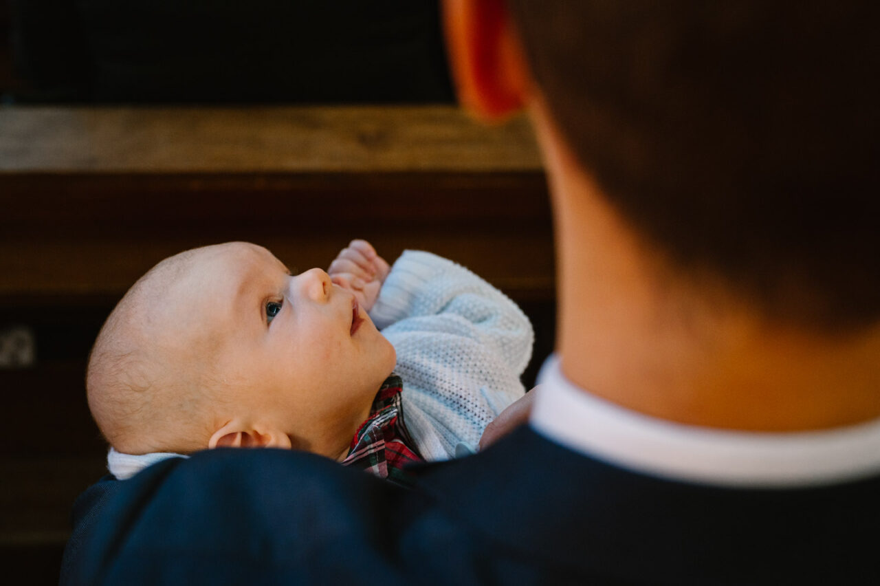 dziecko zapatrzone w ojca