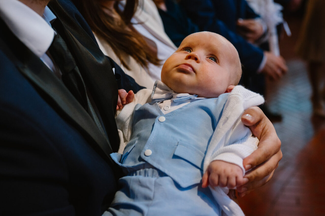 małe dziecko spogląda w górę