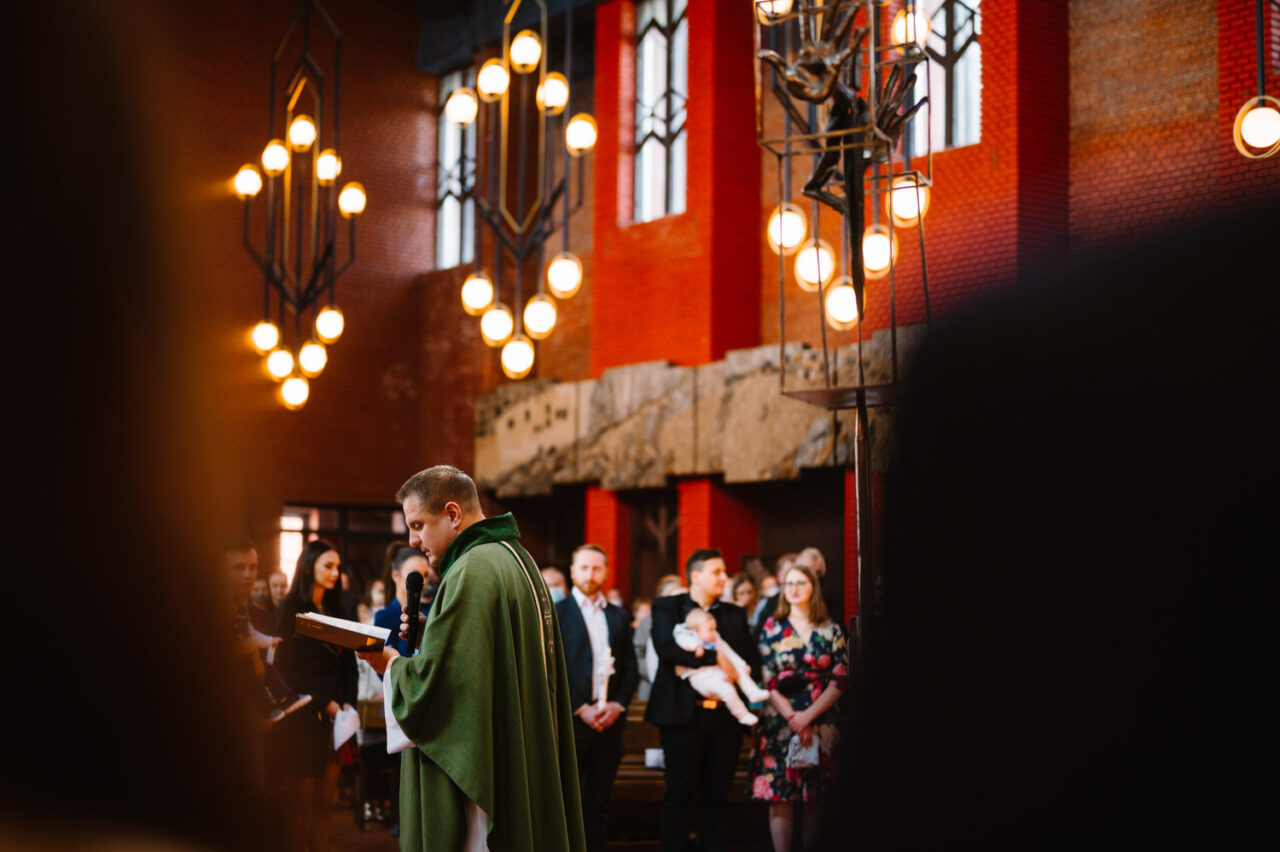 zdjęcia Chrztu w Lublinie - ksiądz mówi przez mikrofon