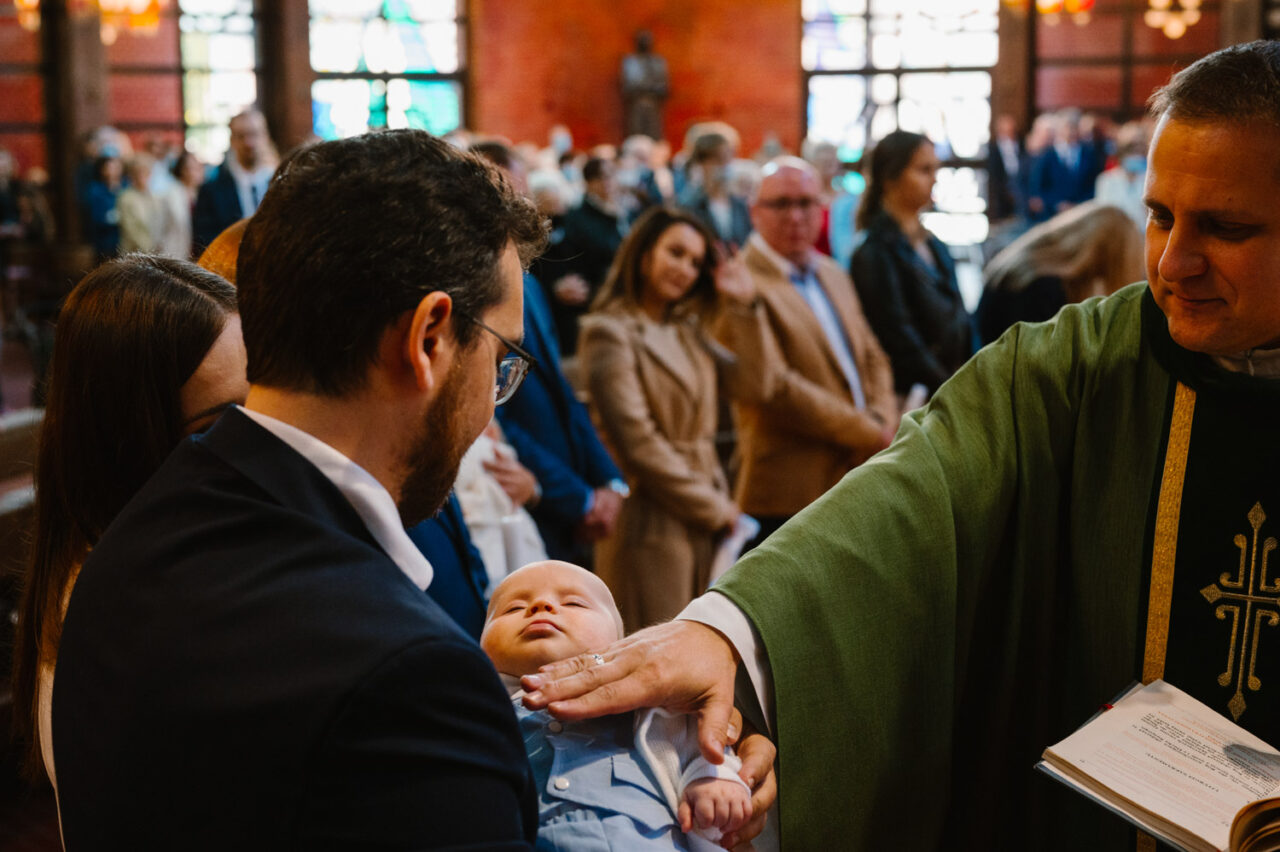 zdjęcia Chrztu w Lublinie - błogosławieństwo księdza