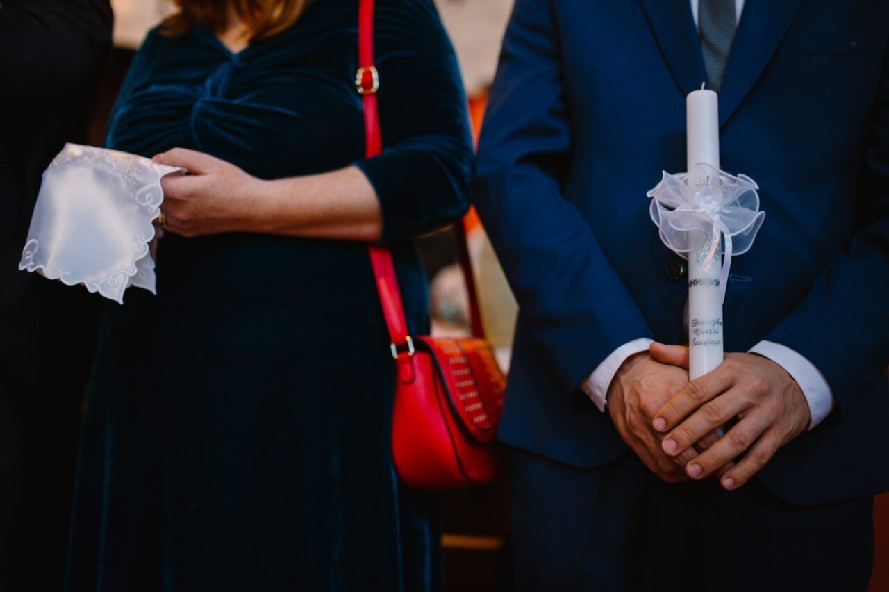 świeca i biała szata podczas Chrztu w Lublinie