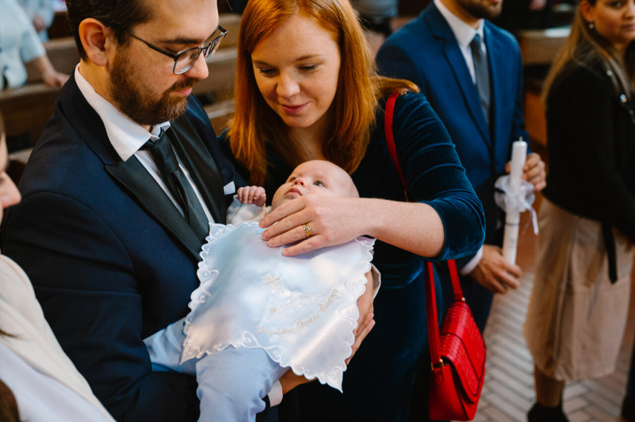 nałożenie białej szatu podczas Chrztu