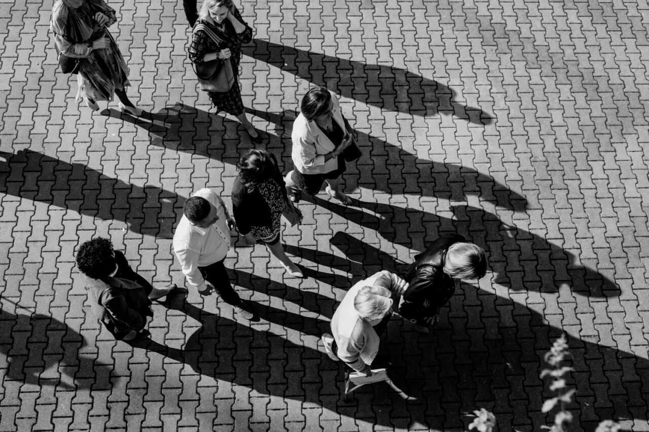 goście idą na obiad