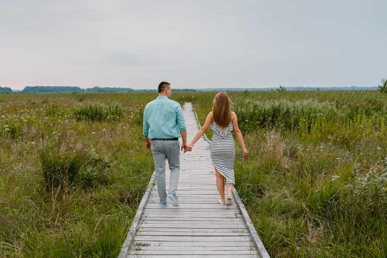 para narzeczonych idzie po kładce na bagnie Bubnów