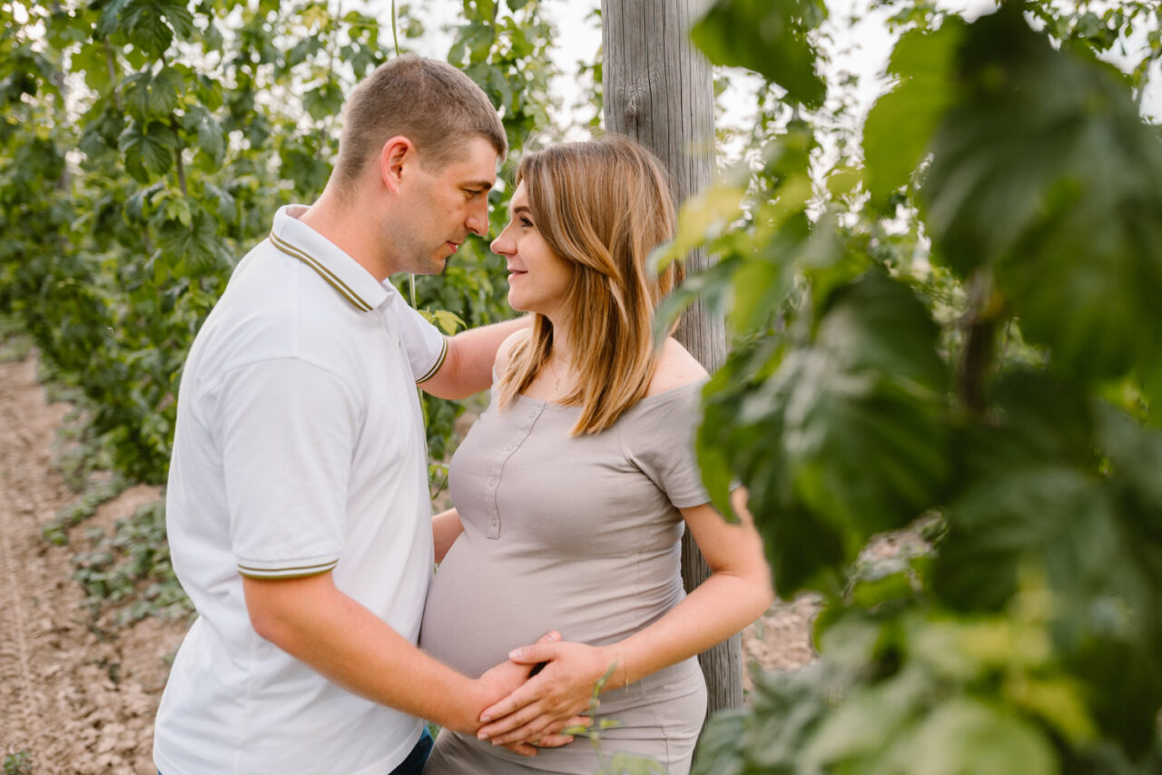 zakochana mama i tata wśród plantacji chmielu