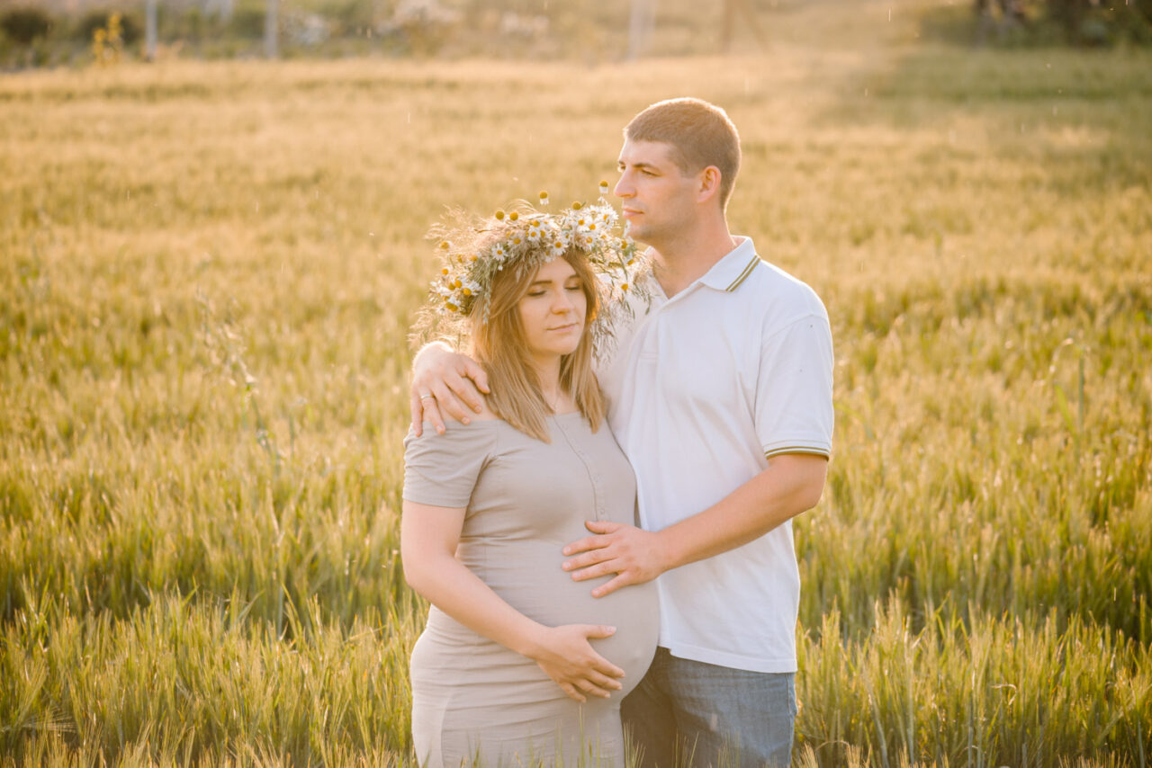 sesja ciążowa w okolicy Lublina - małżeństwo wśród pól