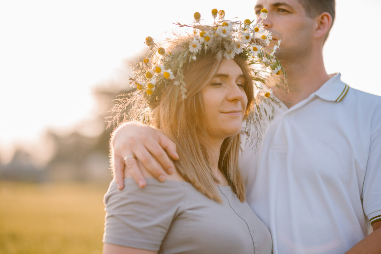 portret kobiety w wianku i męża