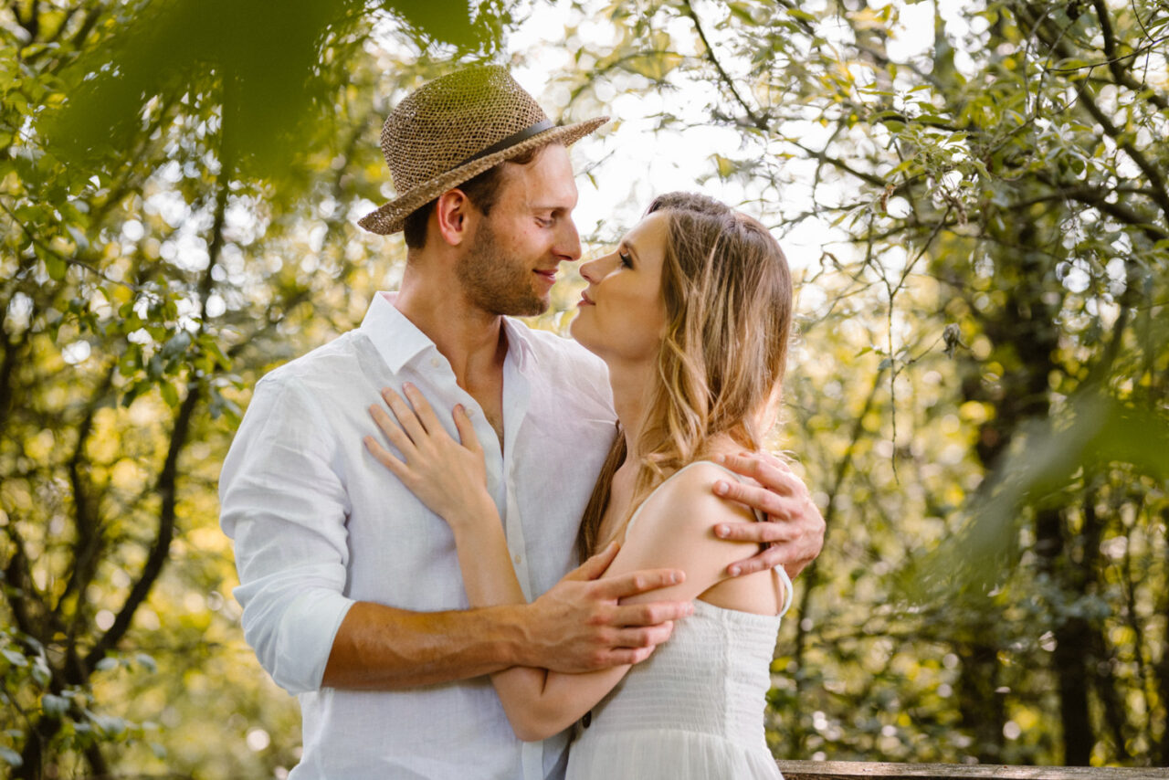 narzeczeńska sesja w lesie