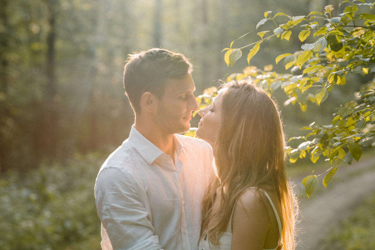 narzeczeni całują sięna tle lasu