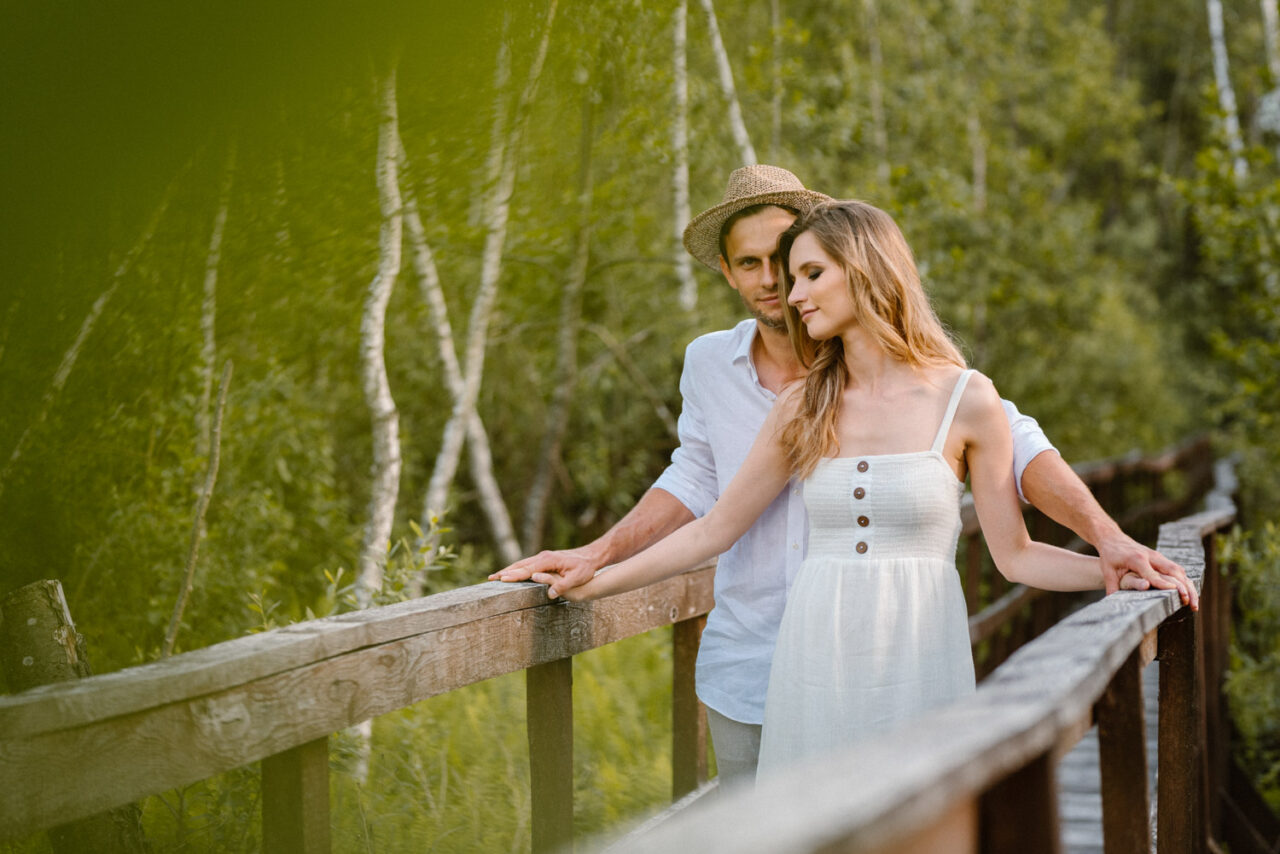 narzeczeńska sesja w lesie - portret zakochanych