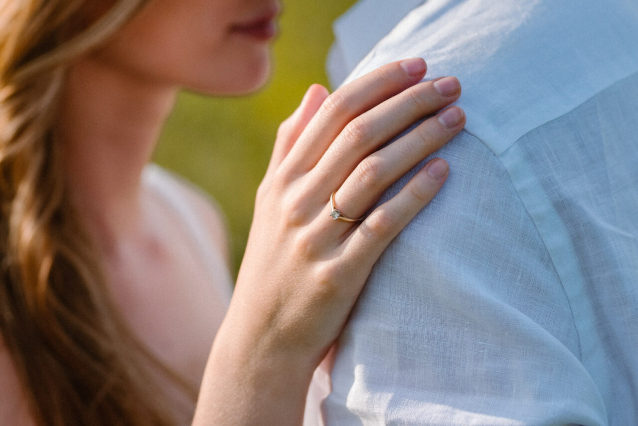 kobieca dłońz pierścionkiem zaręczynowym