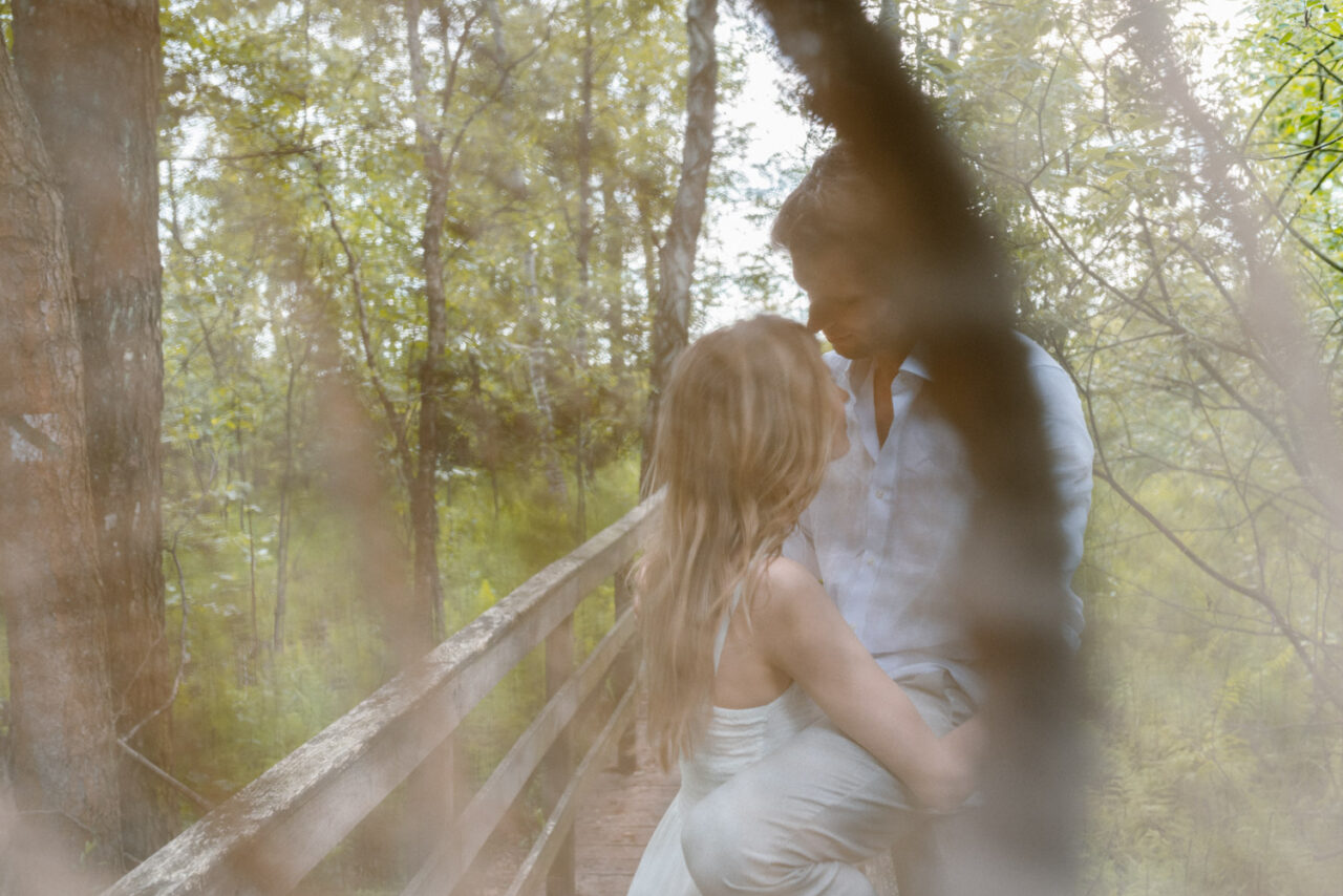 para narzeczonych całuje się w lesie