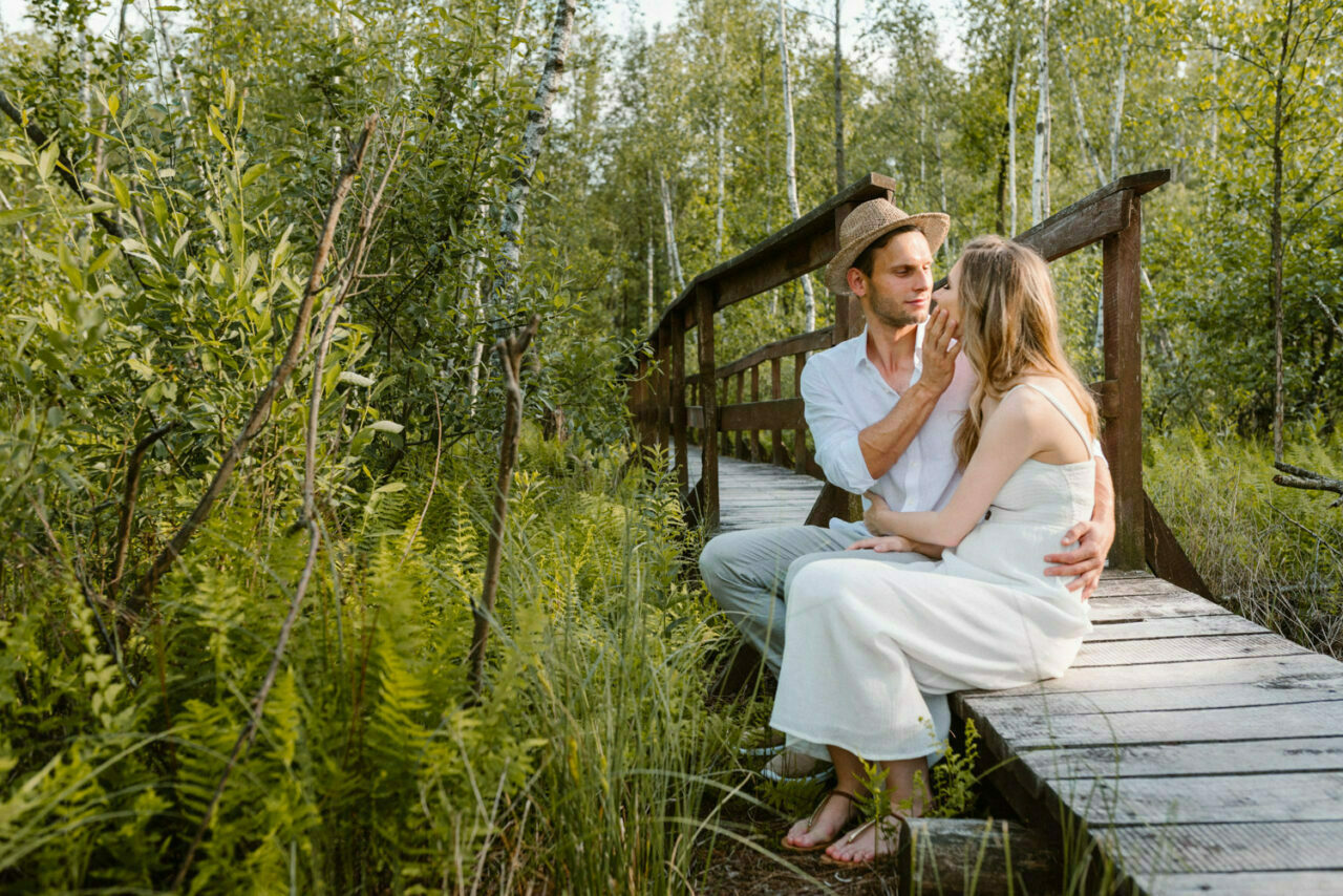 narzeczeni podczas sesji w lesie