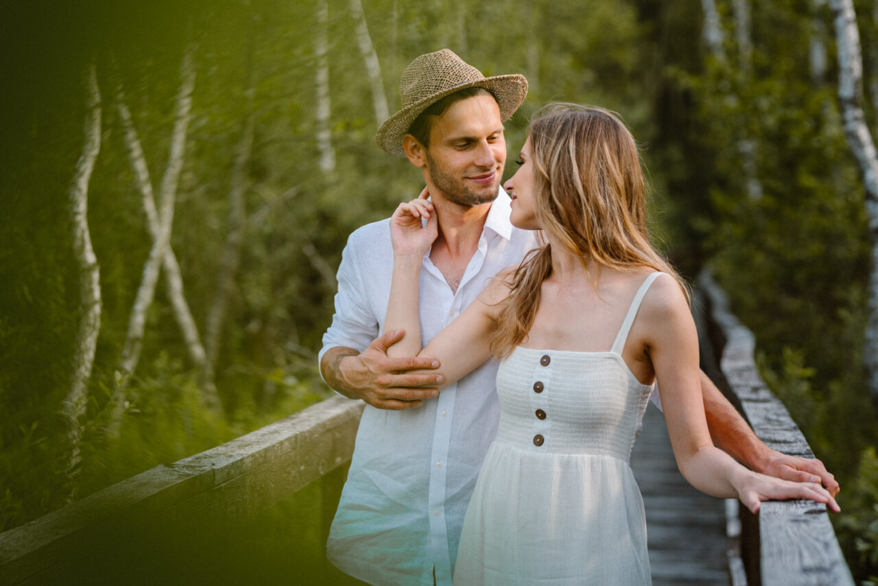 para narzeczonych na kładce w poleskim parku narodowym