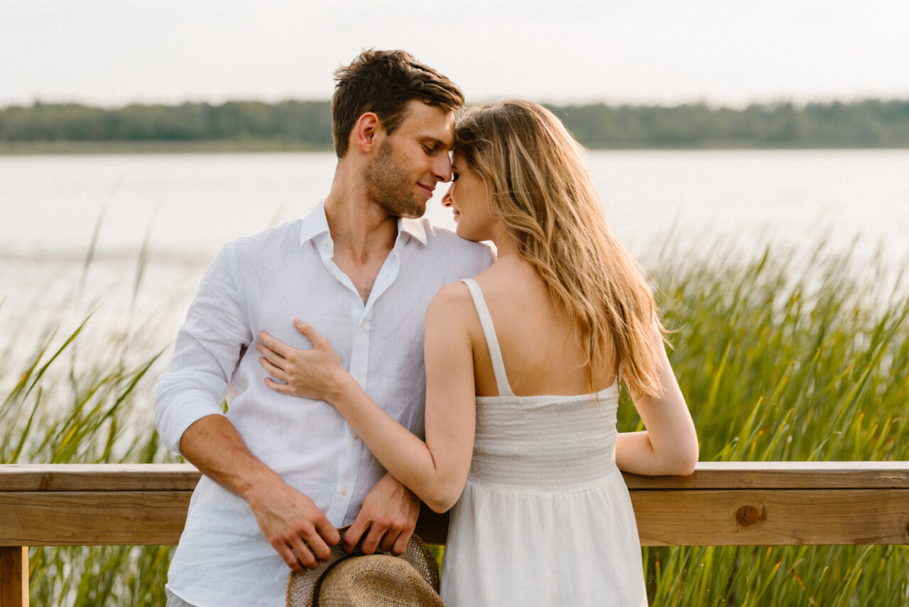 para przytulająca się na pomoście nad wodą