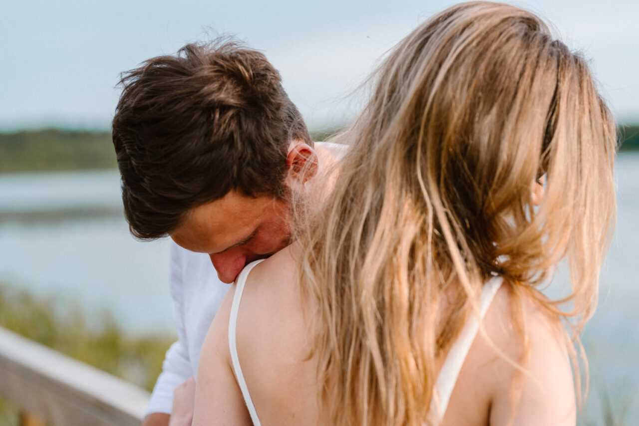 para przytulająca się na pomoście nad wodą