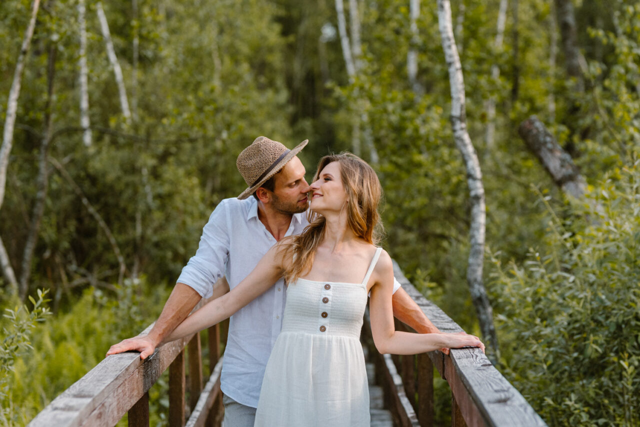 narzeczeni podczas fotograficznej sesji w lesie