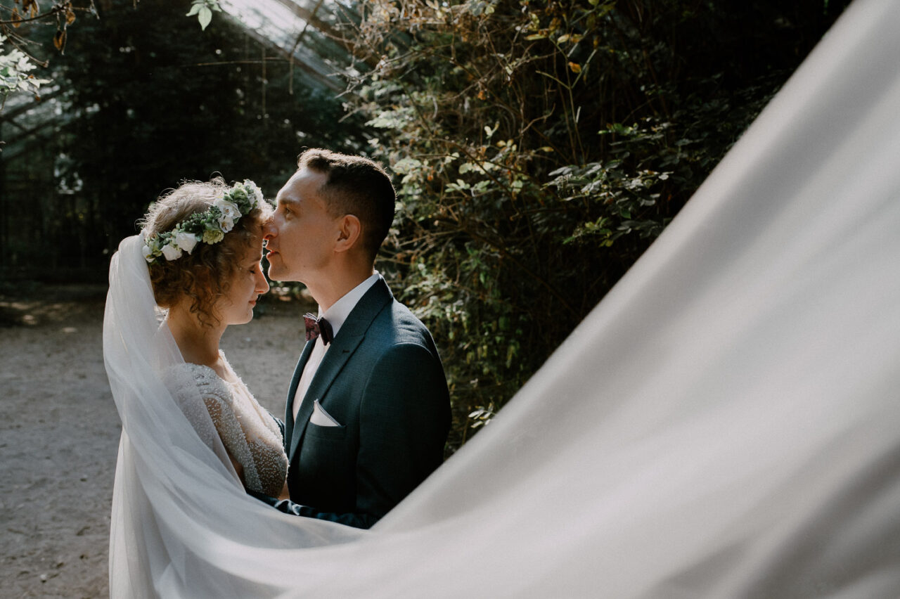 para młoda całuje się w opuszczonej szklarni