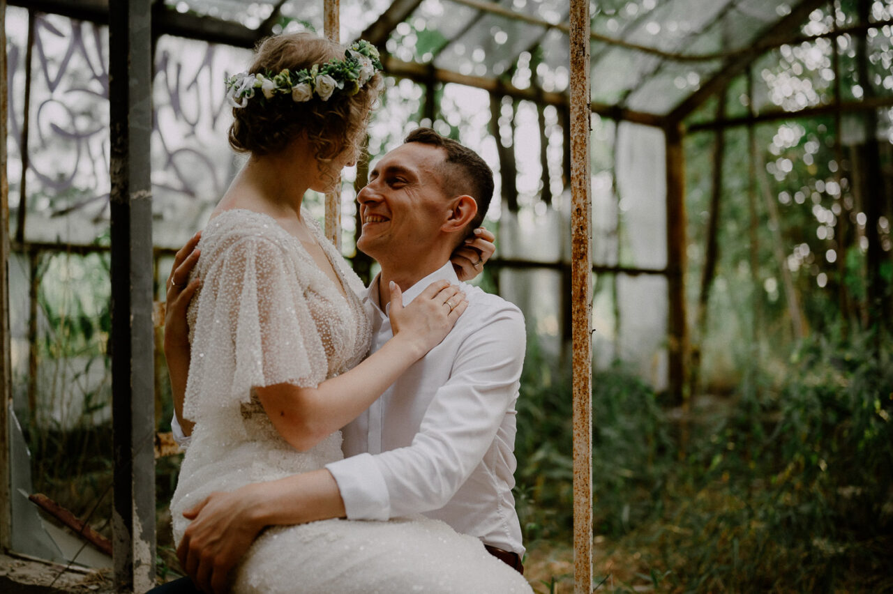 zdjęcia ślubne w opuszczonej szklarni