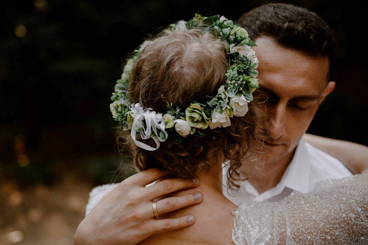 pan młody przytula pannę młodą we wianku