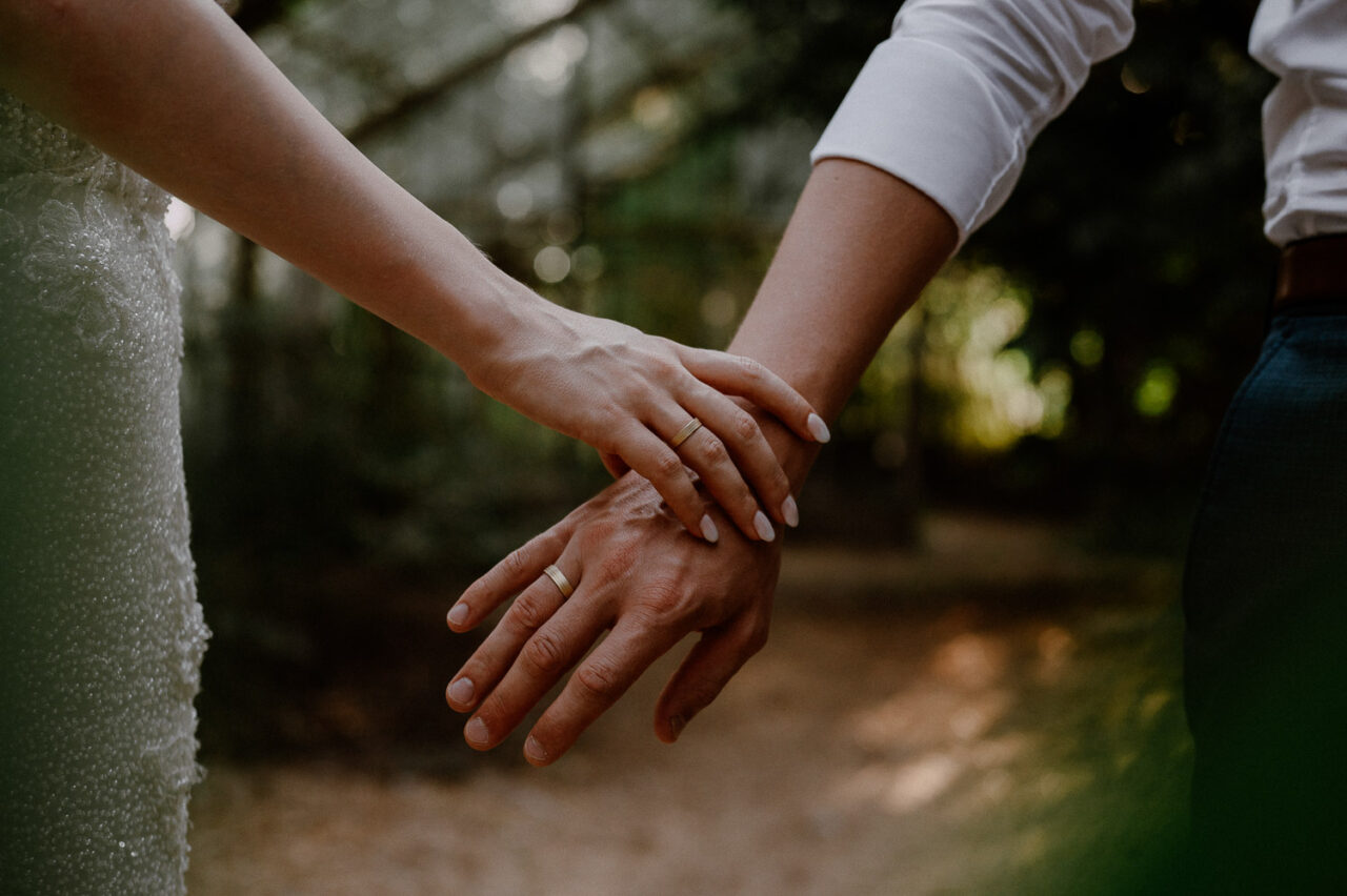 dłonie pary młodej