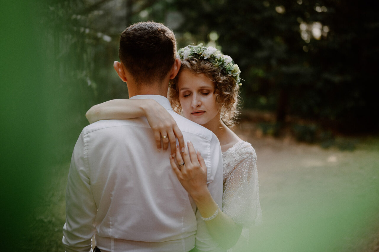 para młoda przytula się podczas sesji w szklarni