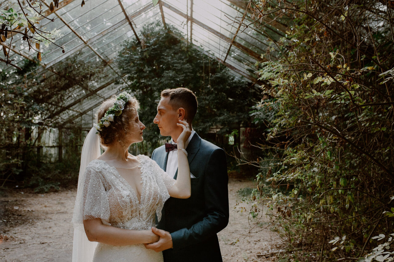 zdjęcia ślubne w opuszczonej szklarni