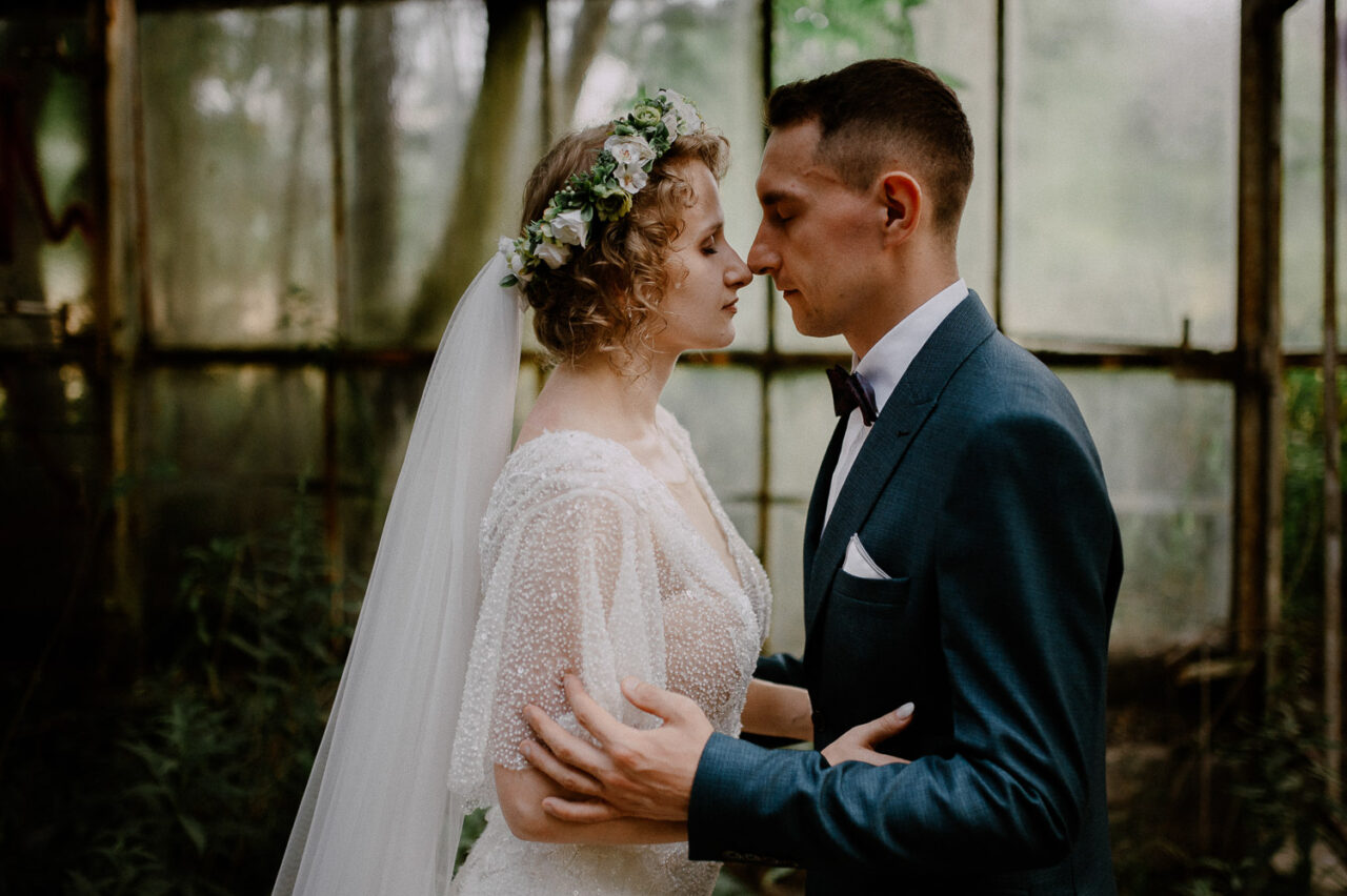 para młoda przytula się w szklarni