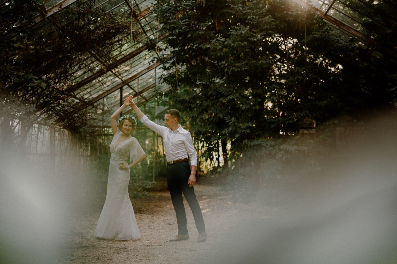 para młoda tańczy w opuszczonej szklarni