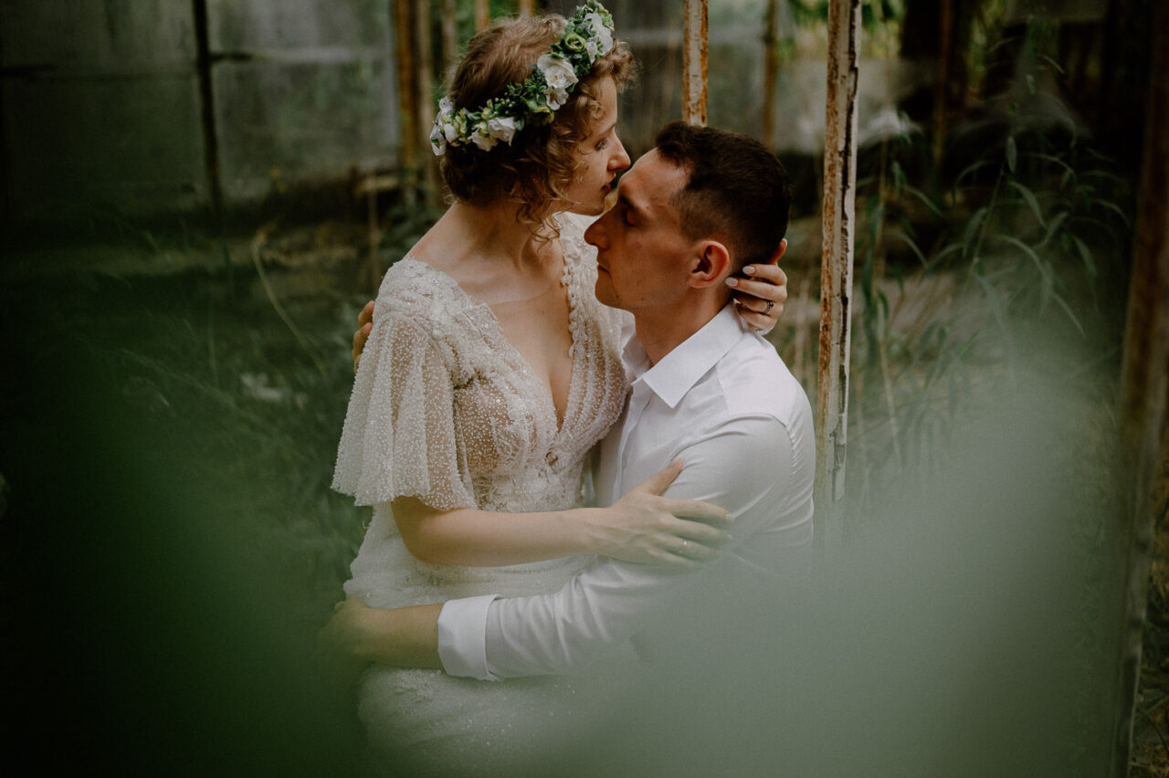 para młoda obejmuje się w opuszczonej szklarni