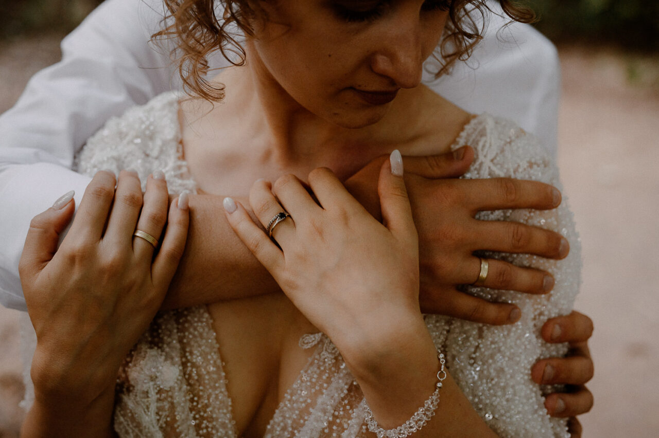 panna młoda w objęciach męża