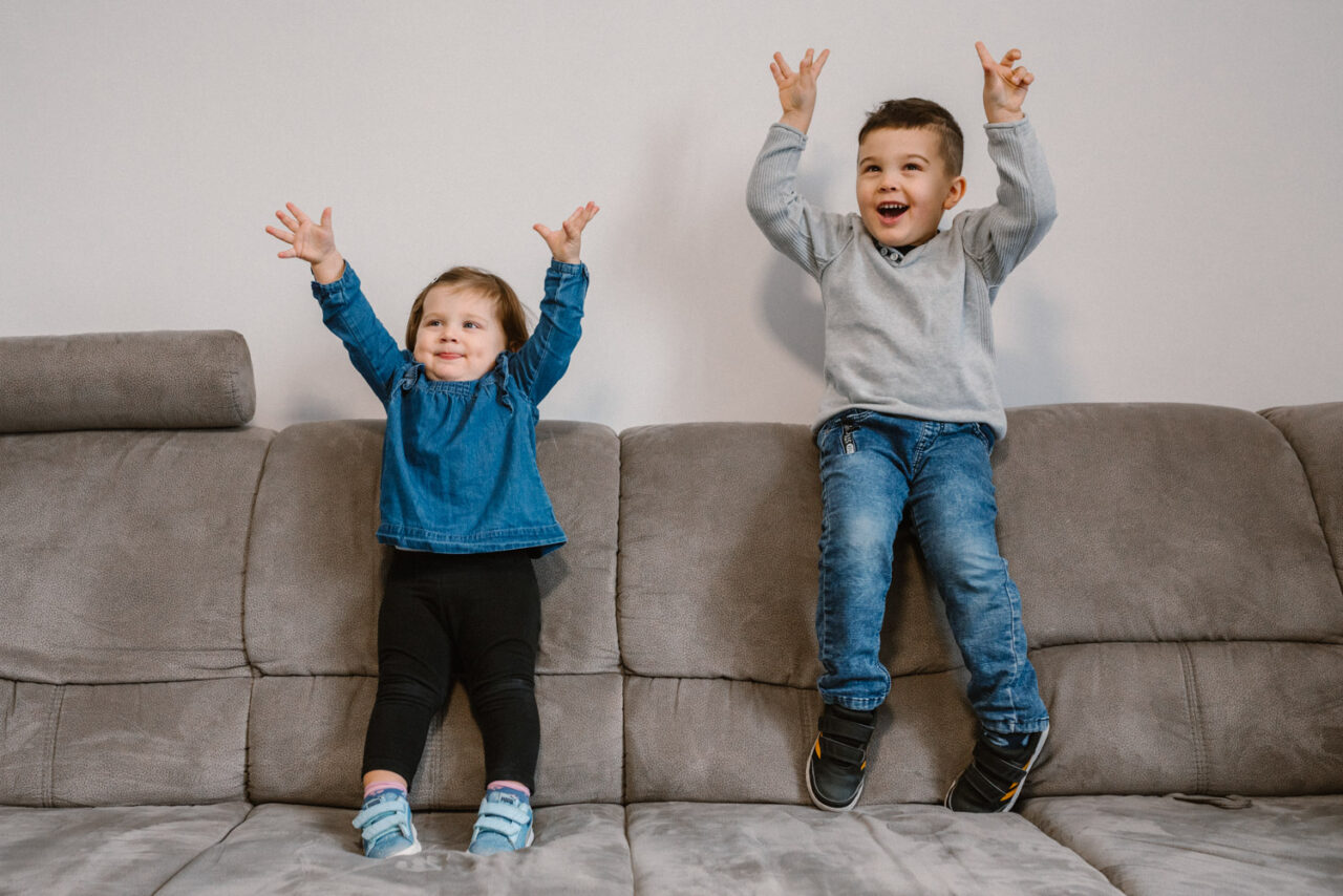 chłopak i dziewczynka skaczą po łóżku