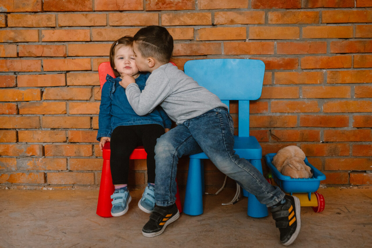 brat daje całusa siostrze