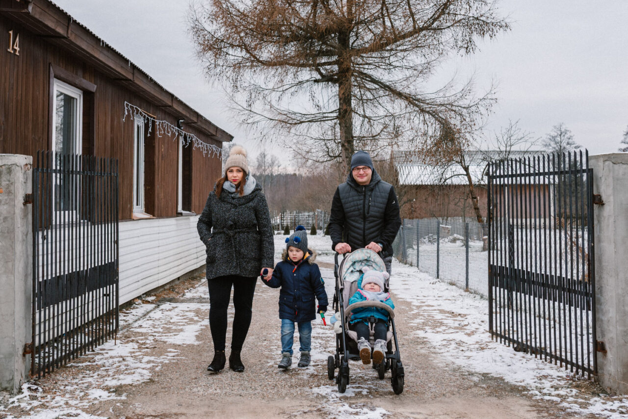 rodzina na zimowym spacerze