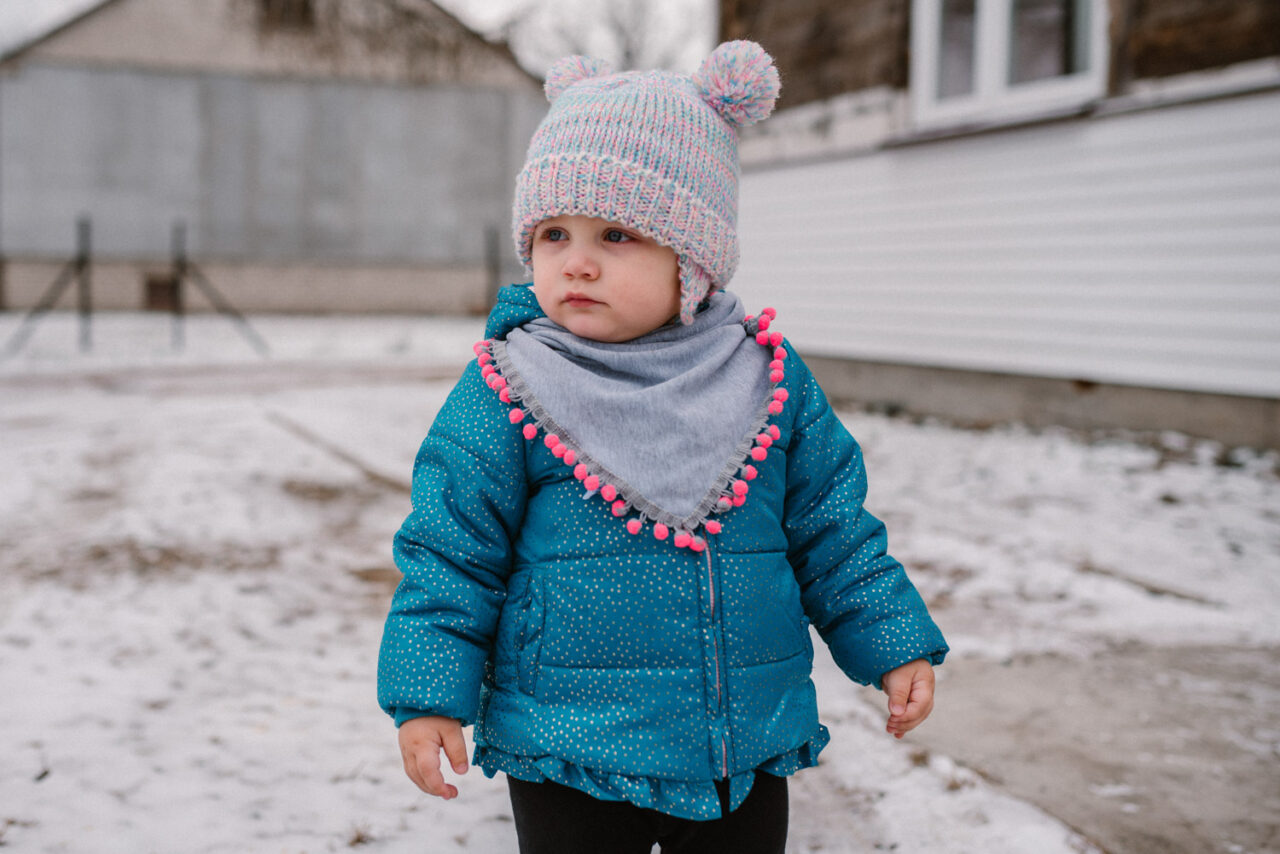 dziewczynka spacerująca zimą