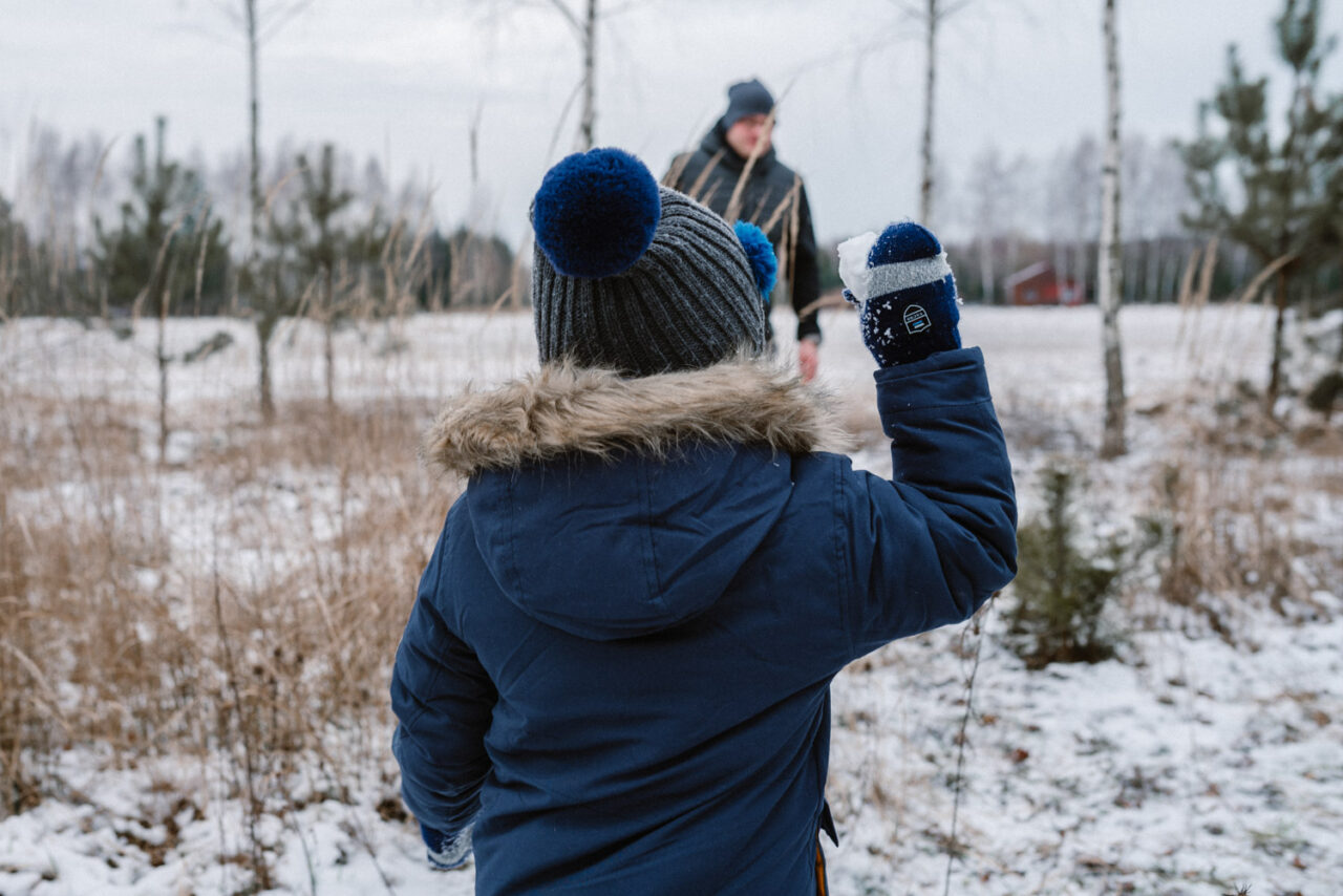 chłopczyk rzucający śnieżką