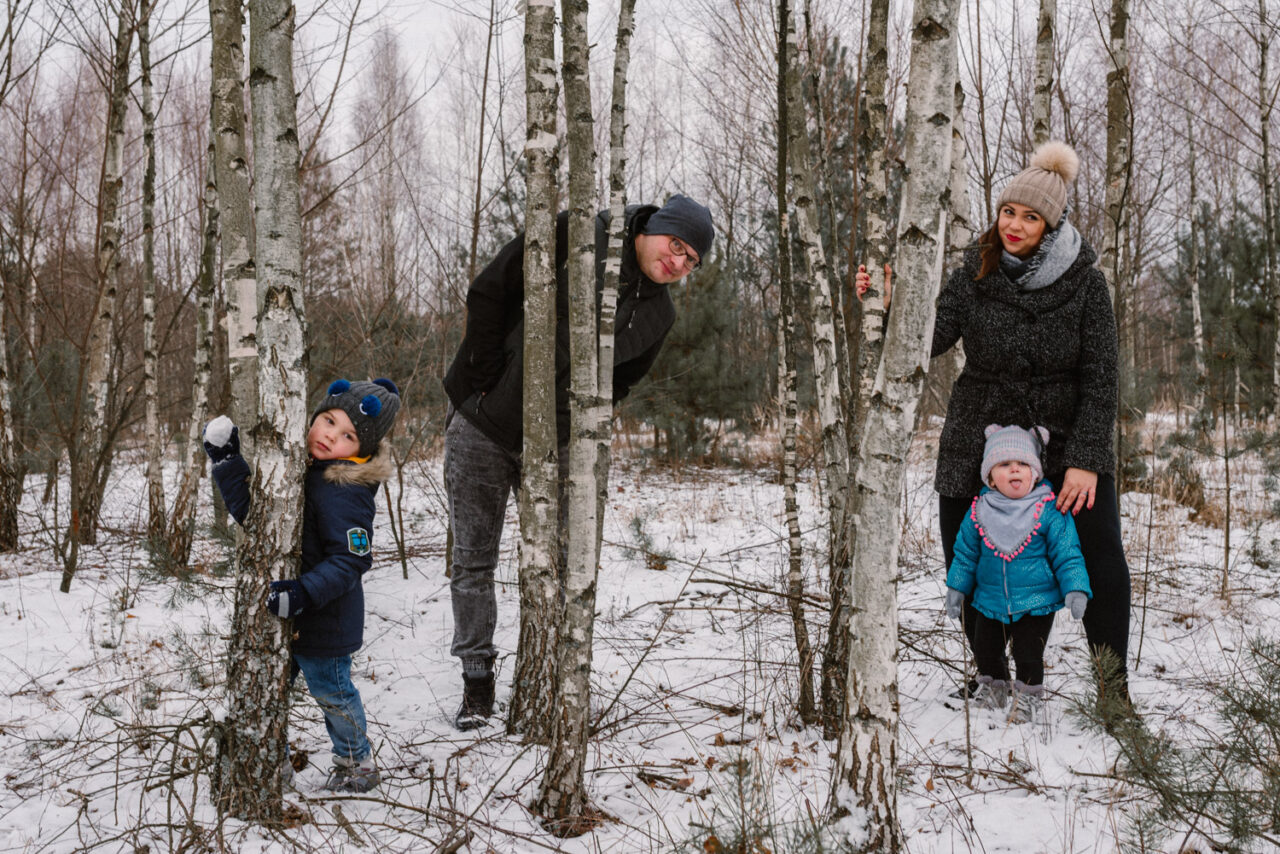rodzina podczas zimowego spaceru w lesie