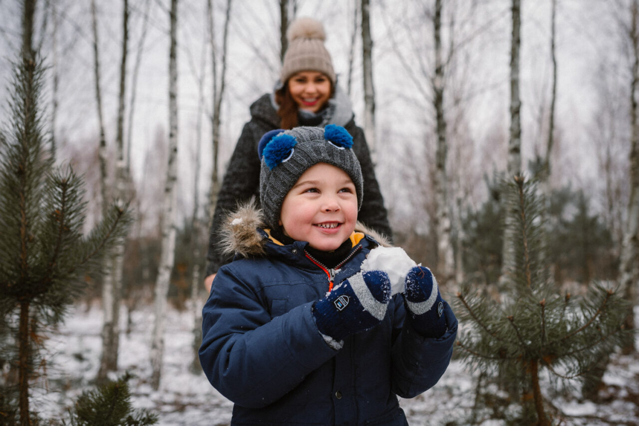 chłopczyk trzymający śnieżkę