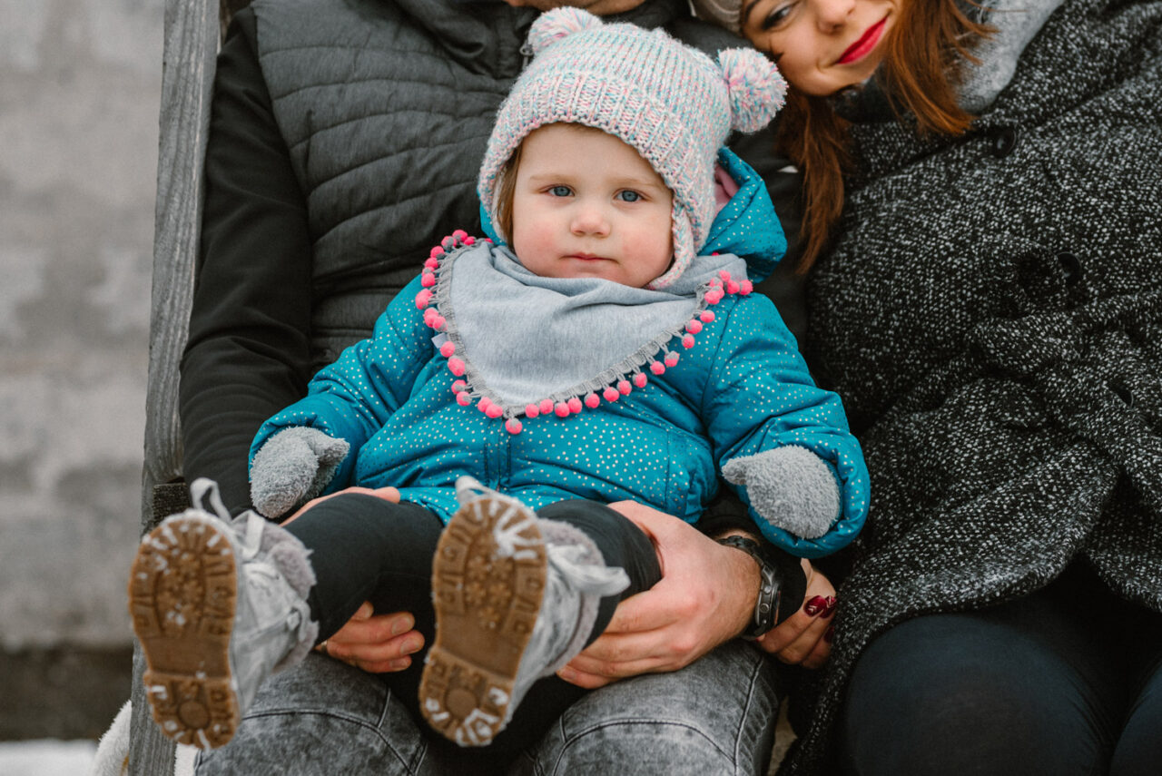 dziewczynka w zimowym stroju