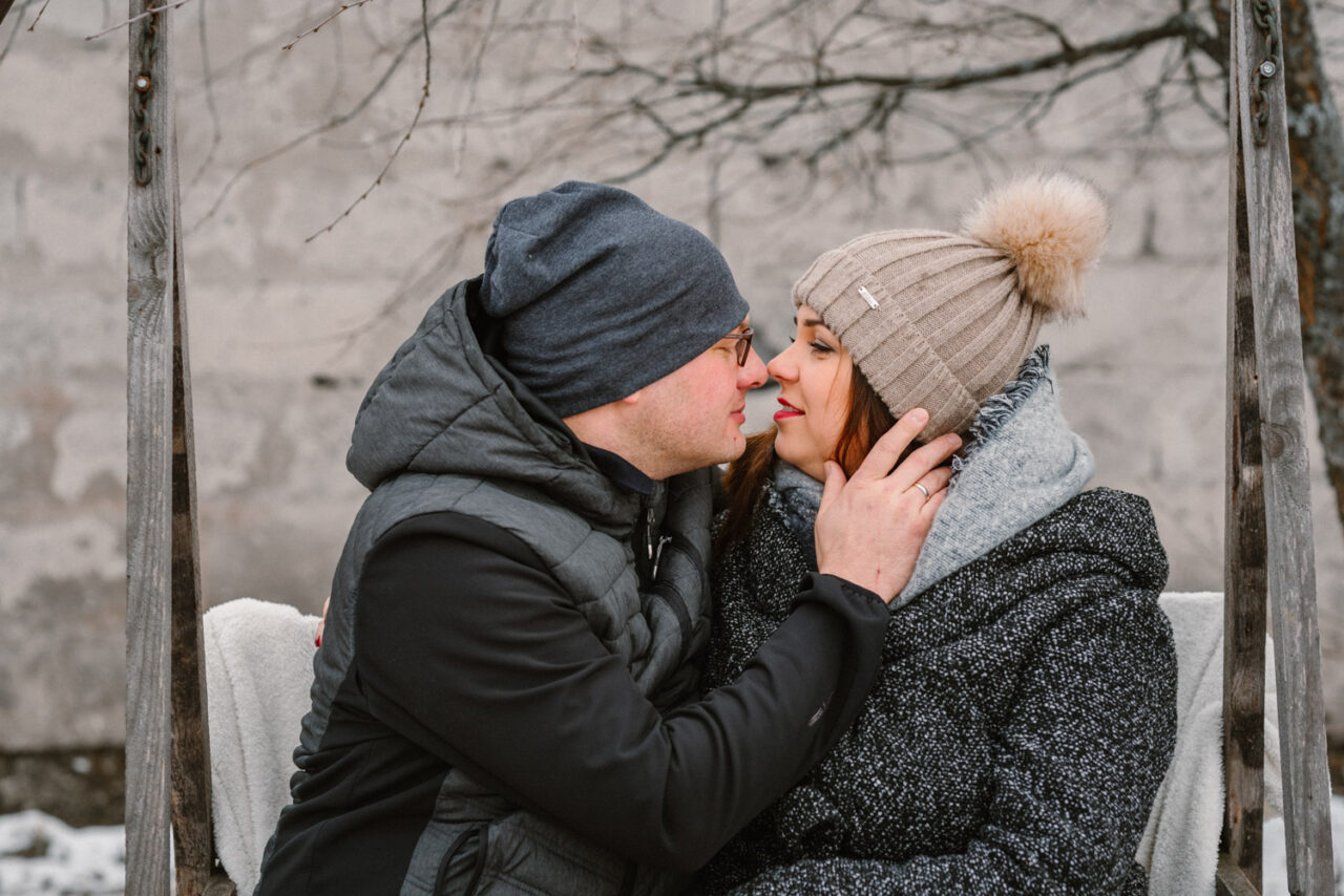 małżeński pocałunek zimą