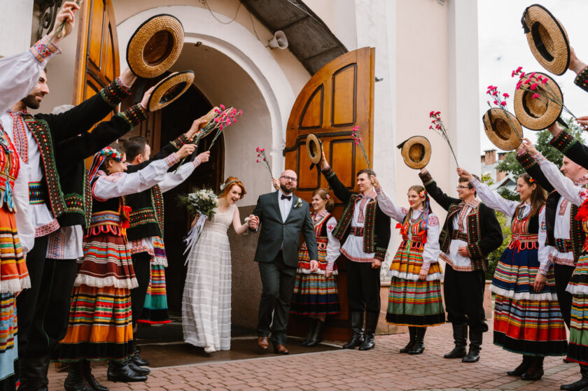 wyjście pary młodej z kościoła ze ślubu w stylu folk