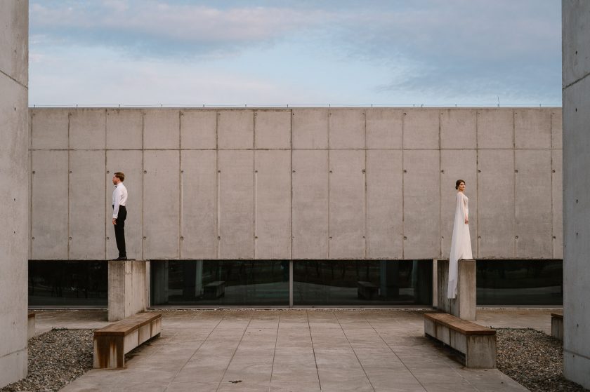 para młoda na tle krajobrazu parku naukowo-technologicznego w Lublinie